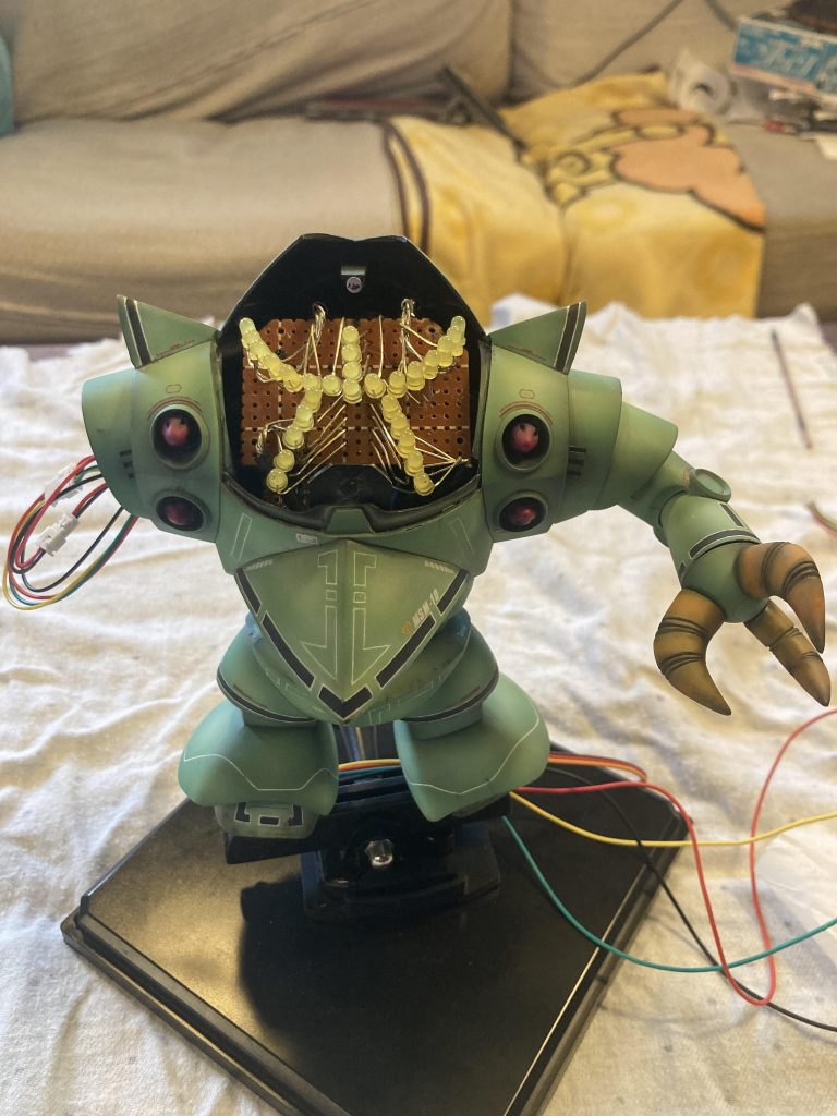 モノアイ発光用に内蔵された内臓は28個のLEDがふんだんに使用されリッチな大人の資金力を感じさせます