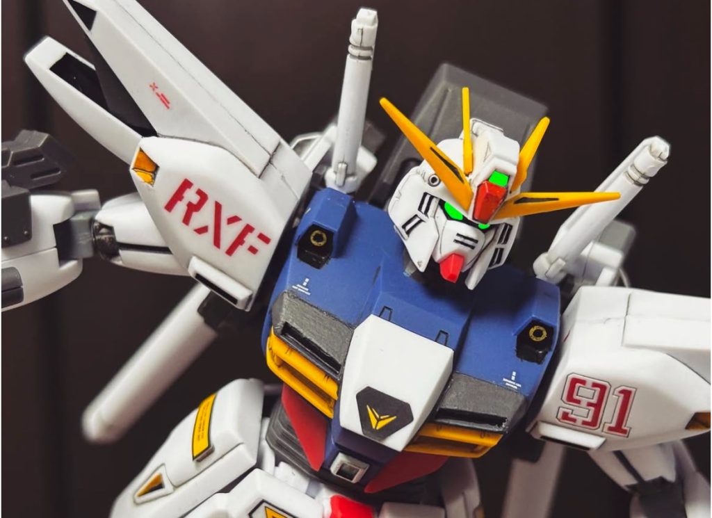 最後はアップで〆やはり肩の合わせ目が目立ちますね...ビームサーベルのパーティングラインなどまだまだ頑張れるところがいっぱいありますねご覧頂きありがとうございました😊