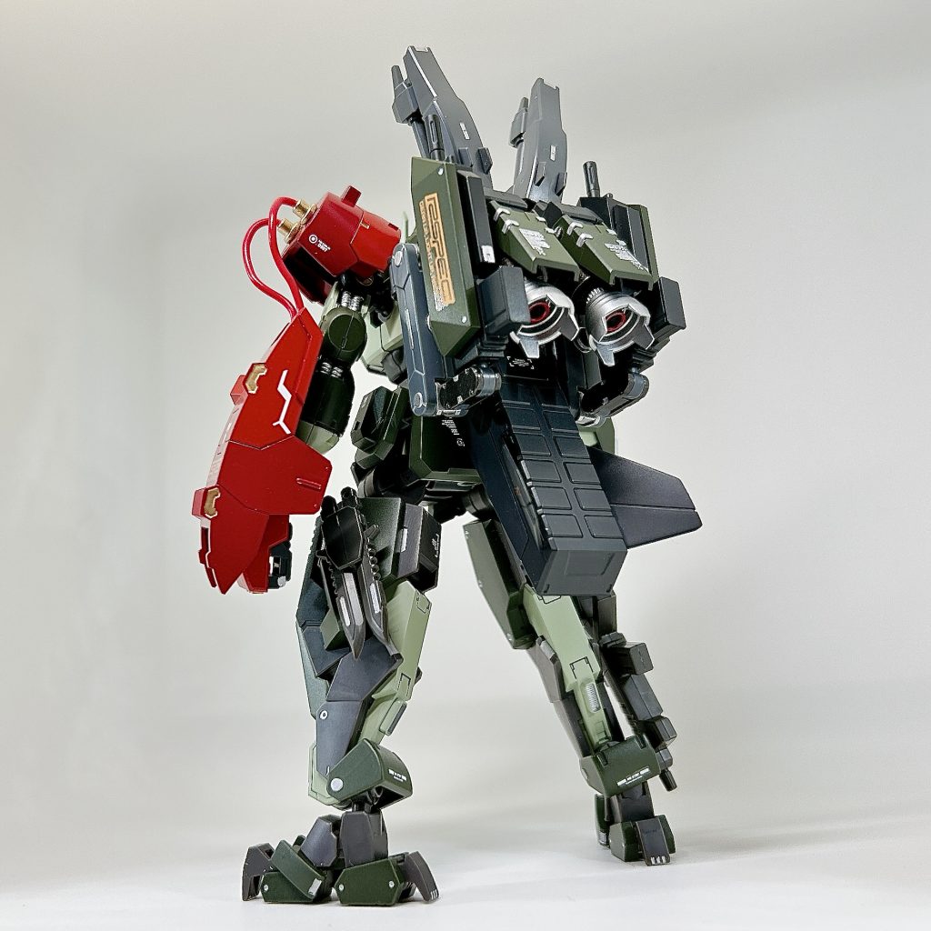 【ガンダム リベリオン】 王の裏切りにより、国への反逆を誓い、倒してきた機体の武装を組み合わせ強化された姿。高出力ビームダガーによる近接戦闘に加え、大型バックパックによる機動力の向上、サブアーム式マシンガンによる迎撃、左腕の大型腕鎧による打撃強化が主な変更点。