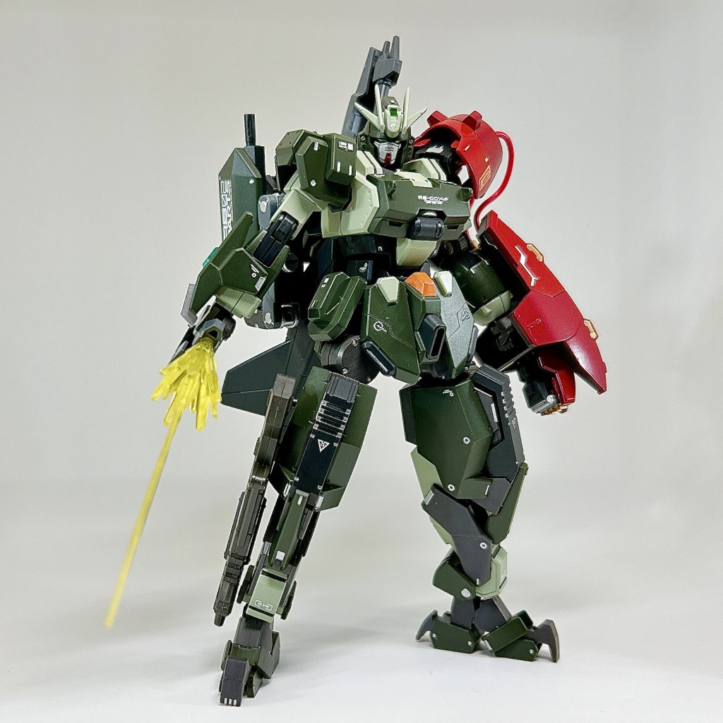 【高出力ビームダガー】バックパック上部には、レギンレイズのツインパイルを流用したビームダガーを装備。エフェクトパーツを組み合わせて、高出力な雰囲気を出してみました。