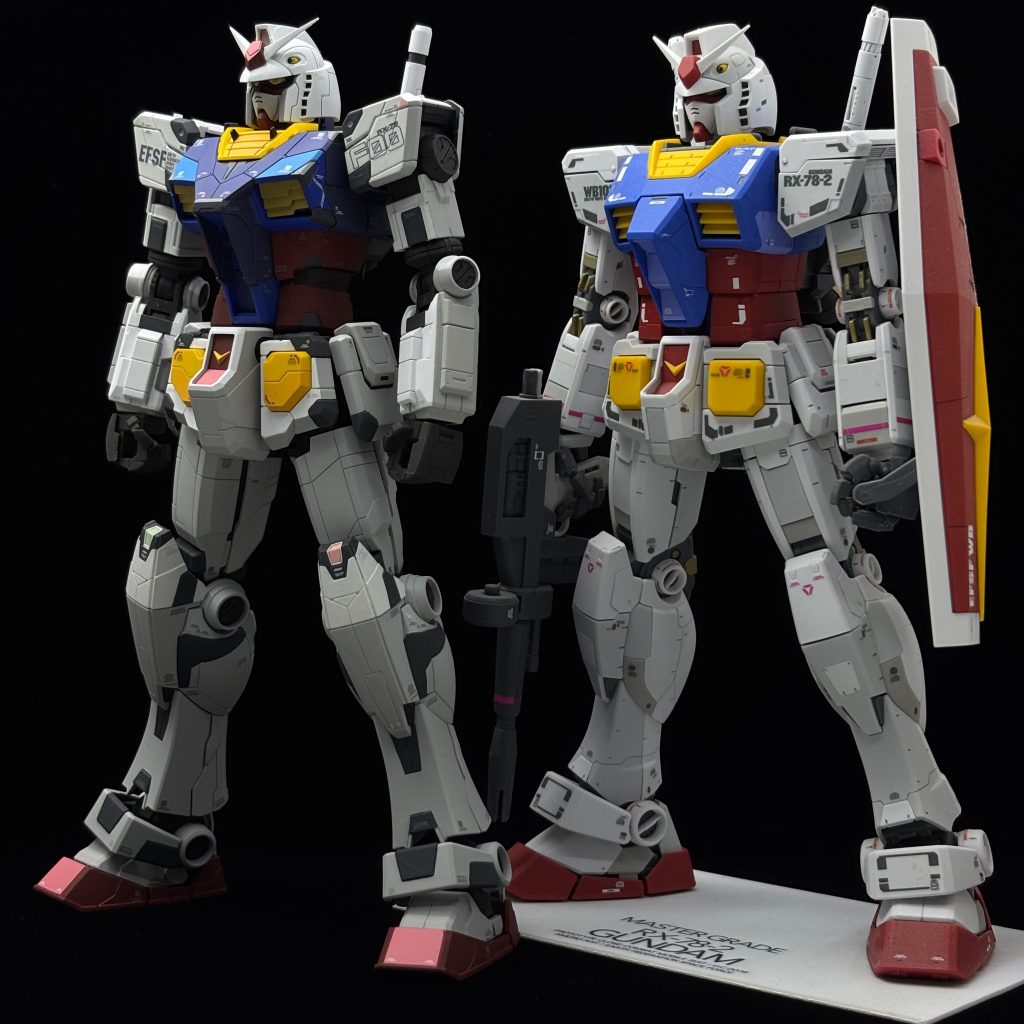 無塗装のMGガンダムVer.3.0(右)と。合成写真じゃなく、同じライティングの下で並べて撮ってます。比べて見ると今回どう塗って、どういう効果を出したのか分かりやすいのでは。グラデを伴わないモジュレーション塗装とでも言うのか……「光が当たる面」を明るく、「影になる面」を暗く塗ってます。晴れた横浜の空の下で明暗がパキッと割れた印象を再現してみました。塗装法は色々試しましたが、結局大半は一番慣れてるラッカー塗料のマスキングで塗り分けて、あとは細かいダークグレー部をエナメルの筆塗り&溶剤で拭き取りで片付けました。