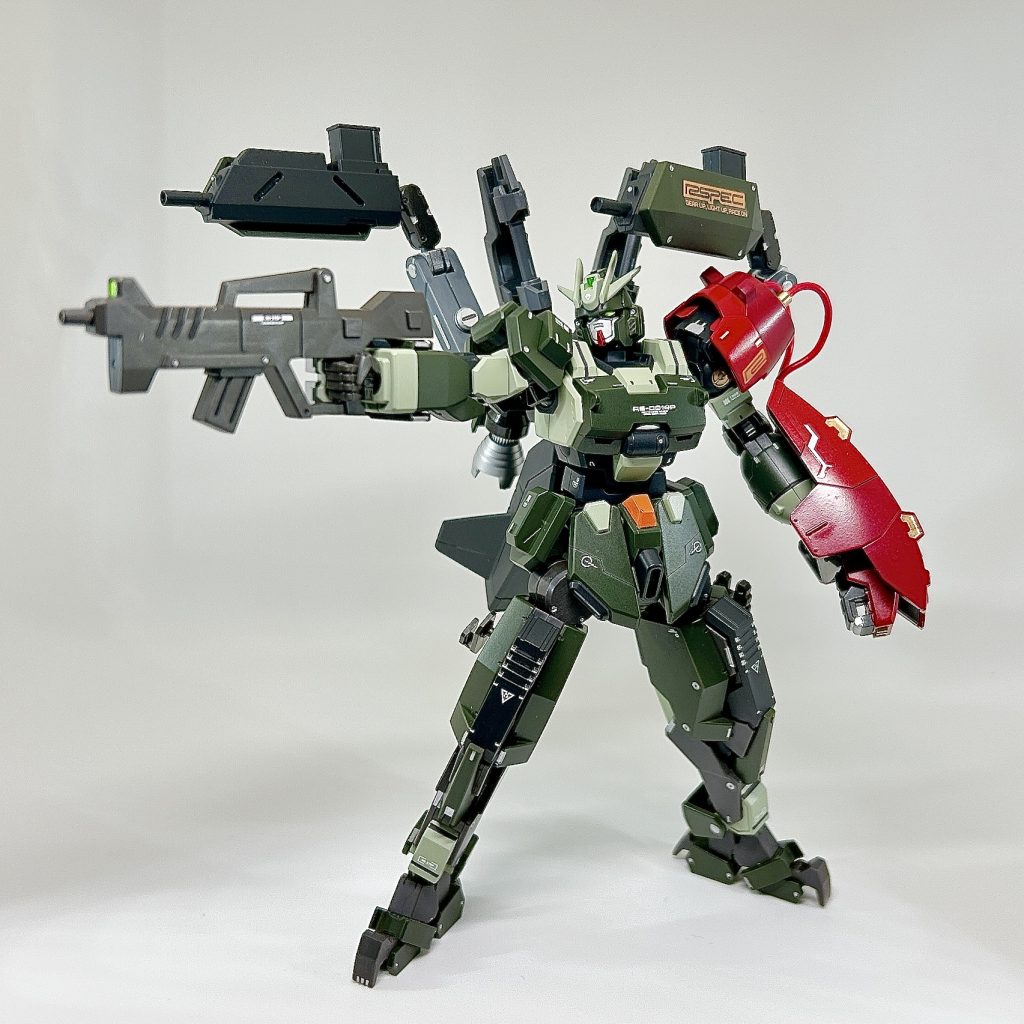 【サブアーム式マシンガン】当初のイメージはガンダムアストレイ アウトフレームDのバックパックでしたが、適当なアーム先端パーツが見つからず、余っていたバンイップ・ブーメランの機関砲を取り付けました。ライフルと合わせて、全包囲や集中放火的な攻撃が可能です。