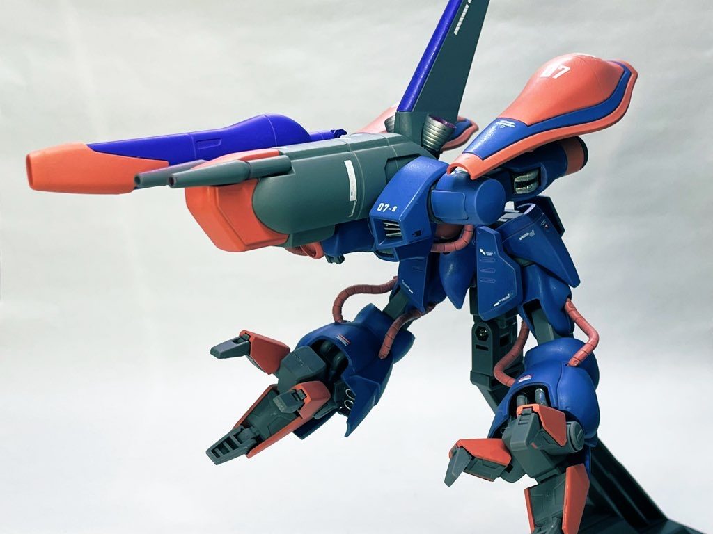 手首を外し、ビームガンを差し替えるだけの変形ですが、ABSパーツなんで色々緊張が絶えません。