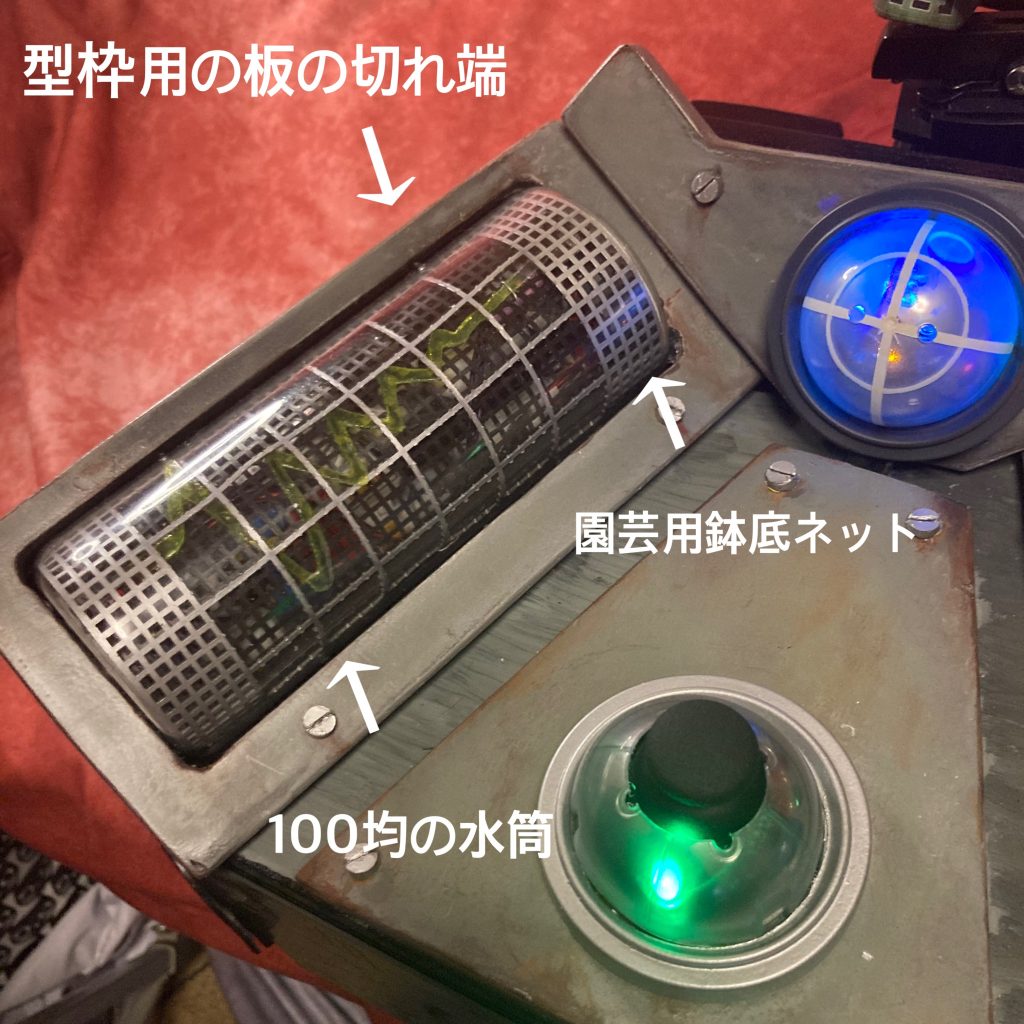スピーカーは百均の300円スピーカーを分解してスピーカーマトリックスを使った無駄に5chサラウンドにしてます。