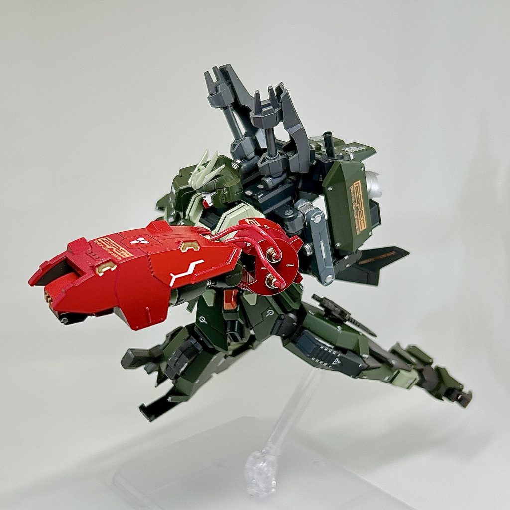 【赫赫腕鎧 -IBF- 】赫赫腕鎧 で「クリムゾンガントレット」と読み、通称は「アイアンブラットフィスト(IBF)」です。当初、腕鎧の装甲は機体色と同じ深緑だったが、敵を殴り倒すうちに血(オイル)で赤く染まり、今では「鉄血のリベリオン」と呼ばれている・・・。以下、制作過程です。