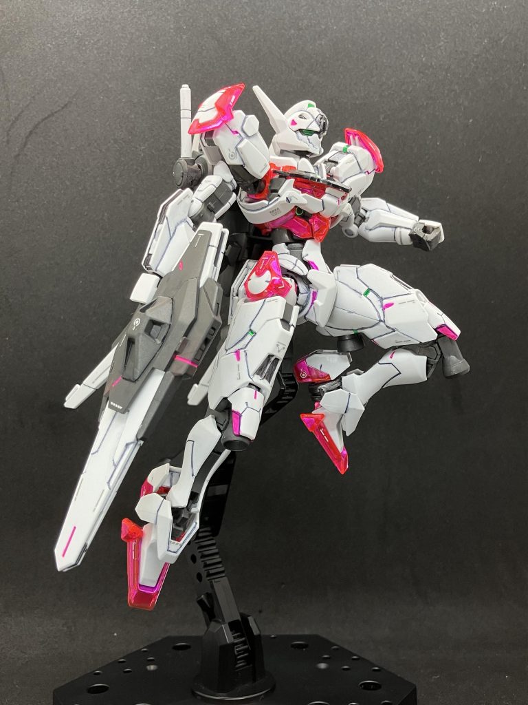 ビットオンフォームで。エアリアルと比較するとガンビットの個数のせいもありますが、配置は全く異なるのが分かります。エアリアルが機体各部にガンビットを装着するのに対し、ルブリスはバックパックに装着するのが多いのが特徴。