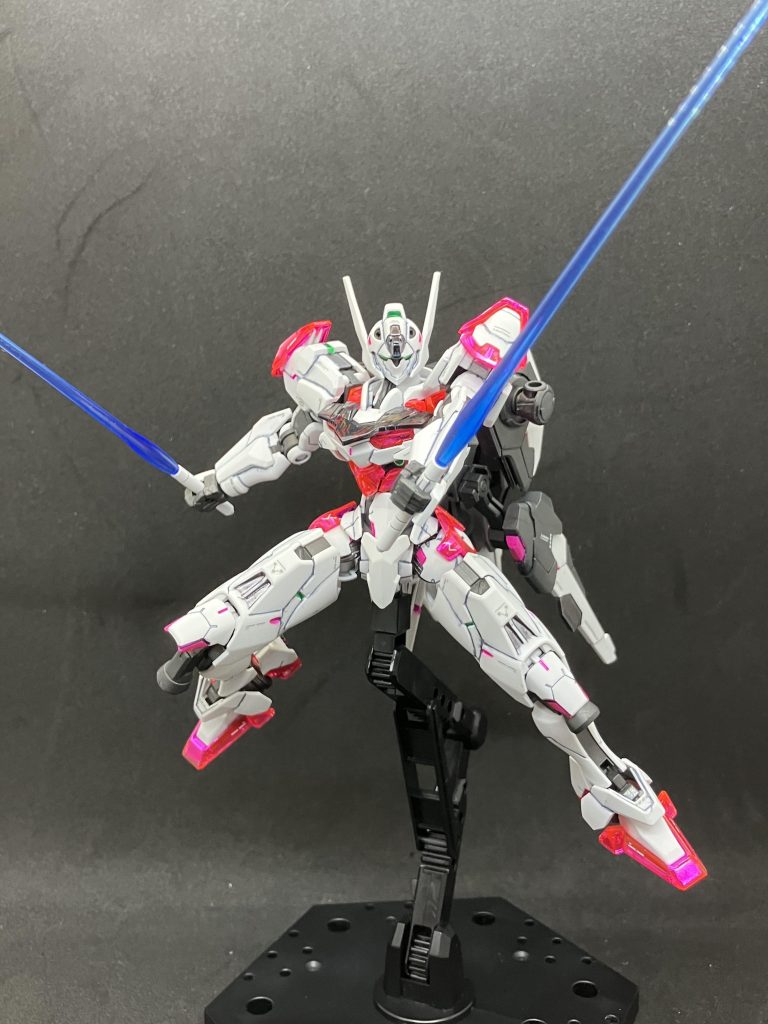 仮組み段階で肩のボールジョイントのねじ切れ防止のため180番の紙ヤスリで削ったら削りすぎて抜けやすくなったり保持力が弱くなりすぎたので瞬着で調整しました。