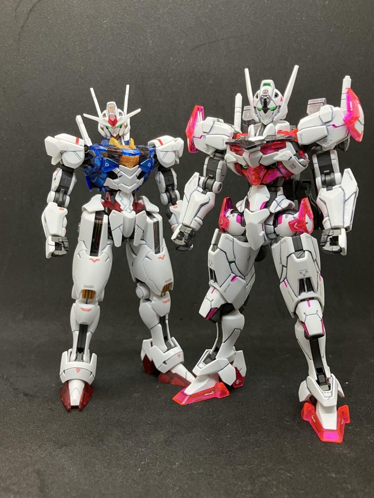 過去作のエアリアルと並んで。ルブリスがベースになっていることからよく見ると耳アンテナや腕の構造、太ももの太さなど共通項がちらほらと...