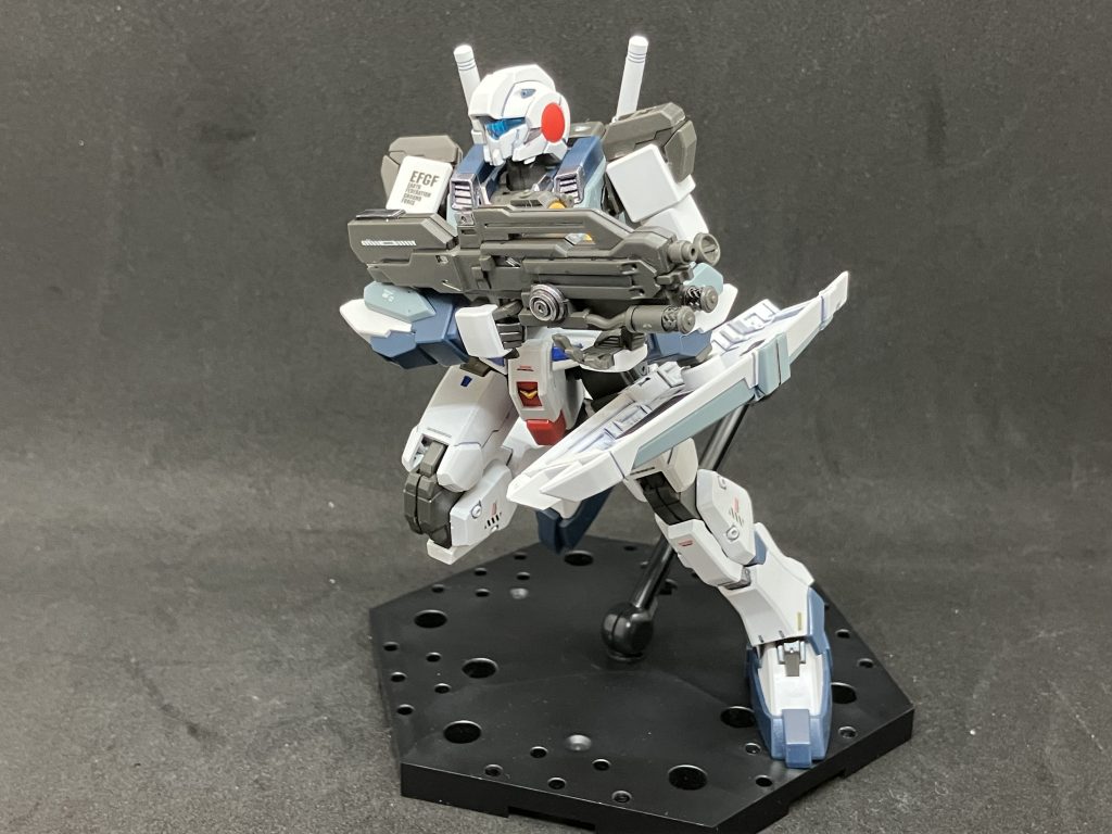 　素体にもデカールを貼っていて特に右肩のEFGFマークは剥がれるのが怖かったのでスタンダードアーマーの裏側を削ってクリアランスを確保しています。