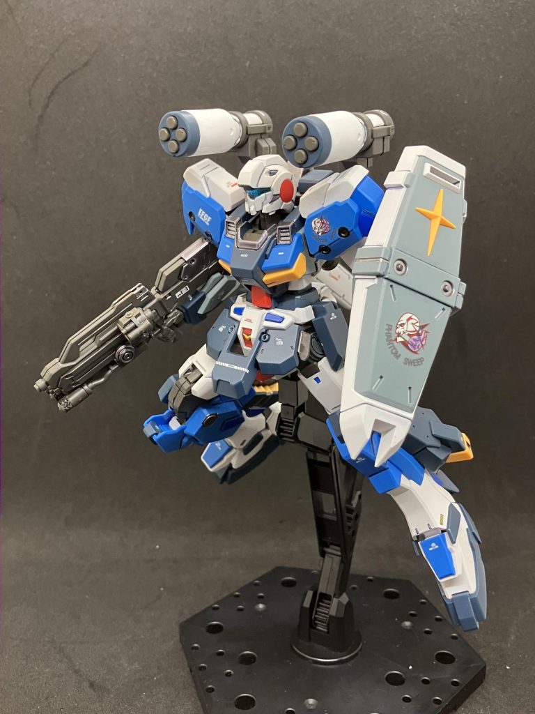 　スタンダードアーマー＋ガトリング・スマッシャー装備で。膝の引き出し関節のおかげでアーマー装着状態でも膝が深く曲がります。