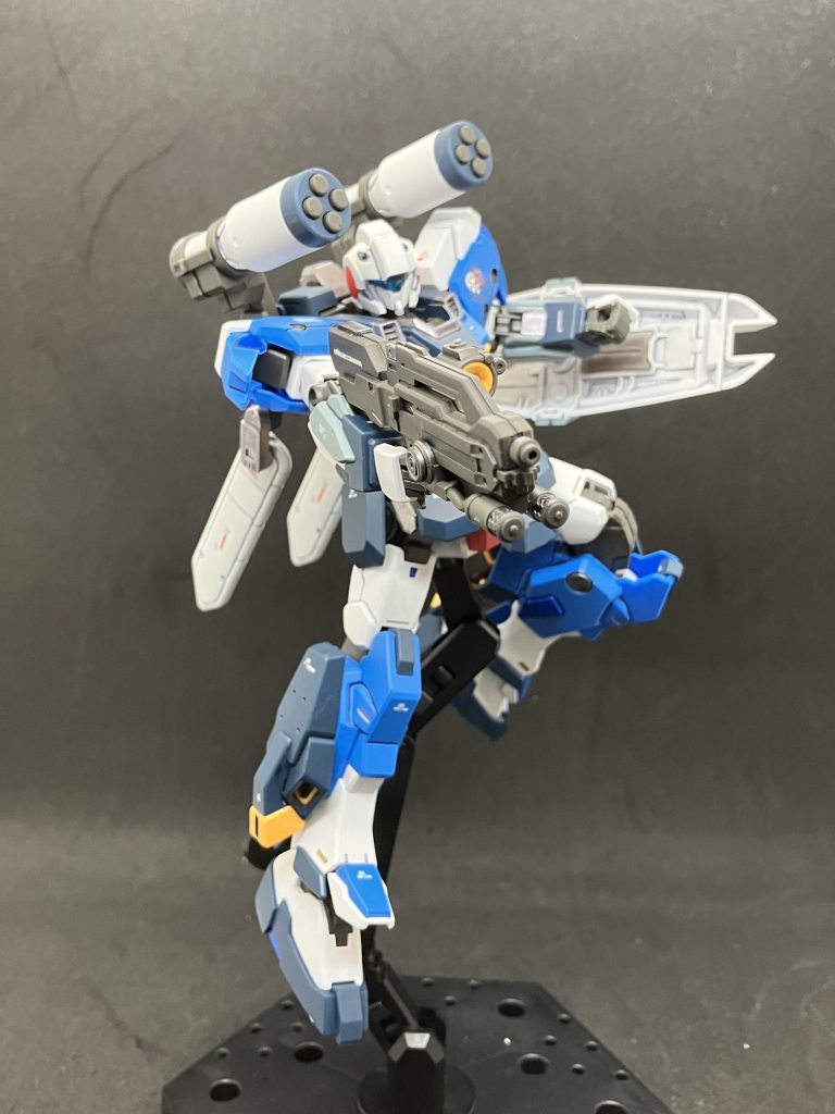 　ライフルとガトリング・スマッシャーの砲身の合わせ目を消した以外は各部のスジ彫りや段差を彫り直しただけです。