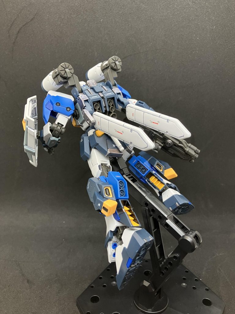 　背面から見るとスラスター類の情報量が多くてこちらも見栄えがいいです。