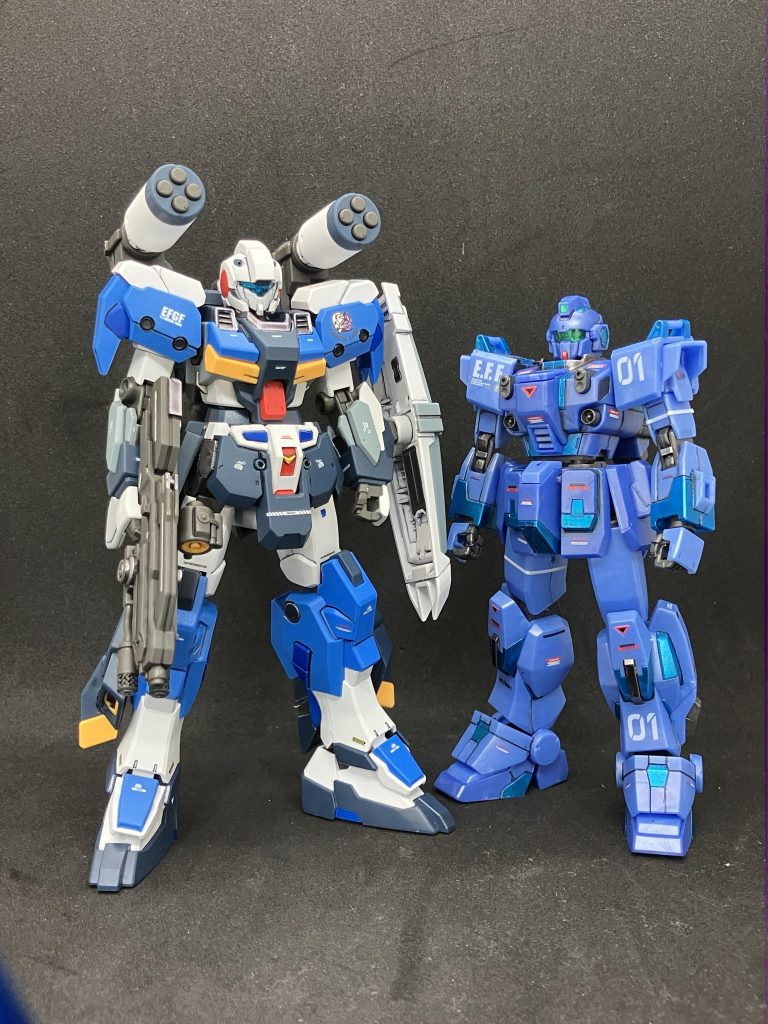 　ゲーム登場機体のブルーディスティニー1号機と並んで。頭一つ分身長が高いんですね。　塗装はガンダムマーカー中心です。素体での外装やスタンダードアーマーの塗り分けを追加して情報量をアップしました。青=ガンダムマーカー　ガンダムブルーガンメタ=同ヘビーガンメタリック黄=同イエロー白＝Mr.水性サーフェイサー1000(ホワイト)　水性の光沢トップコートを吹いた後デカールを貼り水性ホビーカラーのクリアつや消しを吹いています。デカールは今後のライトアーマーやアサルトアーマー展開を見越して同じデカールを使えるように気を遣いましたが、RG νガンダム用やHGUC 閃光のハサウェイ汎用①、HG THE ORIGIN汎用④、HG サンダーボルト汎用①などから織り交ぜてチョイスしているのでもうどこに何貼ったのか分からないものが多数...設定上ファントムスイープ隊所属ということでサイドストーリーズ汎用①のエンブレムを貼っています。