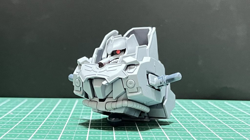 丸く切った磁気シールに3Dメタリックシールを貼り付ければこの通り。好きな位置にモノアイが配置できる様になりました。 そしてベースカラーを塗装し、シャドウカラーを吹いて、エナメルカラーを駆使してエングレービングを塗り分けたら、