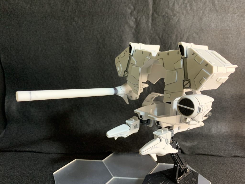 オーキスユニットも武器コンテナハッチが平面だったのでプラバンを貼ってディティールアップを施しました。しばらくプラバンを触ってなかったのでセンスよく貼るのも一苦労です。