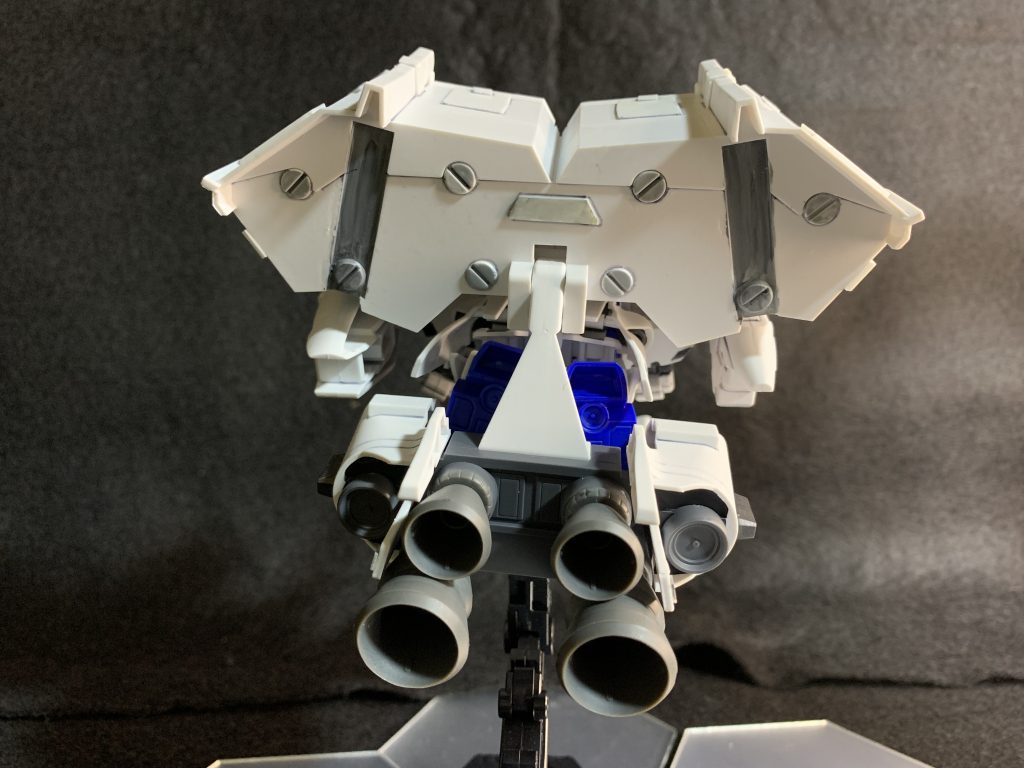 背面のスラスターはキットのままだと可愛すぎたため阻止限界点までたどり着けません。ビルダーズパーツも入手できず、コトブキヤ様の大サイズバーニアを見つけたため接着しました。