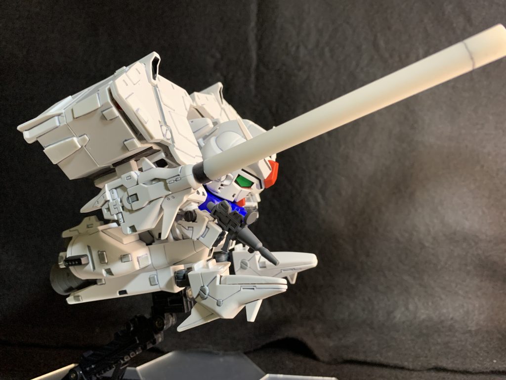 メガビーム砲の砲身はキットのままだと長さ約4センチで物足りなかったので切断後、タミヤのプラパイプに変更して長さ10センチに延長しました。