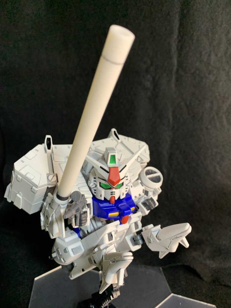 これでダウンだ!アクションベース非対応キットのため底面部に3ミリの穴を開けました。これで上を向いた状態で飾れるようになりましたが10年以上前に作ったアクションベースが経年劣化+デンドロビウムの重量で角度調整部分が撮影中に割れそうになりました。