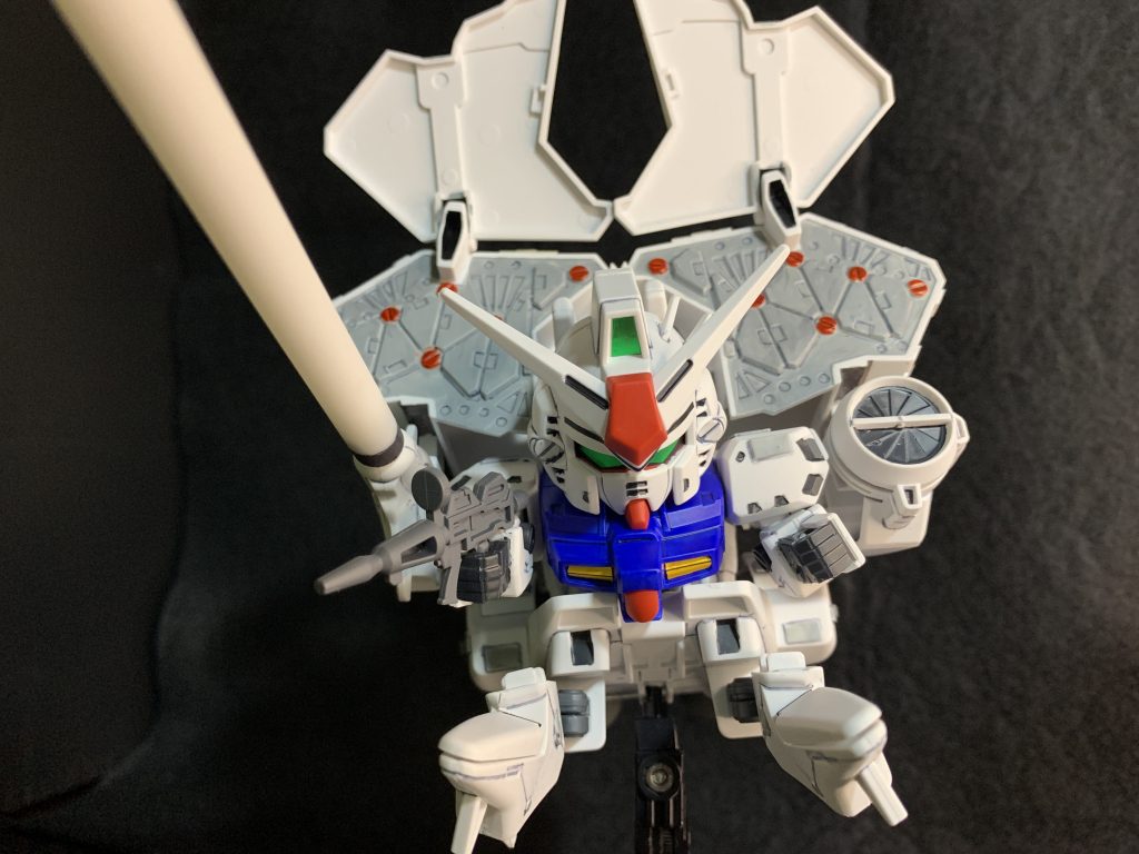 武器コンテナは明灰白色で塗装後ガンダムマーカー赤で部分塗装しただけです。