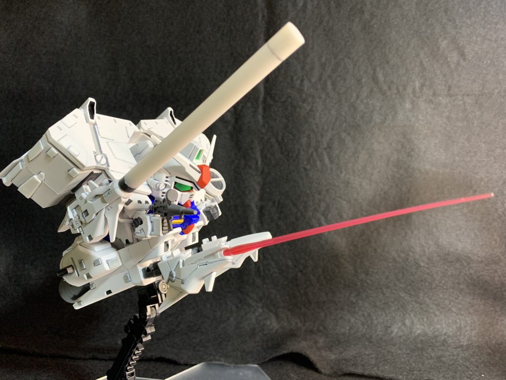 大型クローが持っているのはHGUCのビームサーベルです。キット付属のものは短すぎて迫力に欠けるためジャンクパーツを再利用しました。