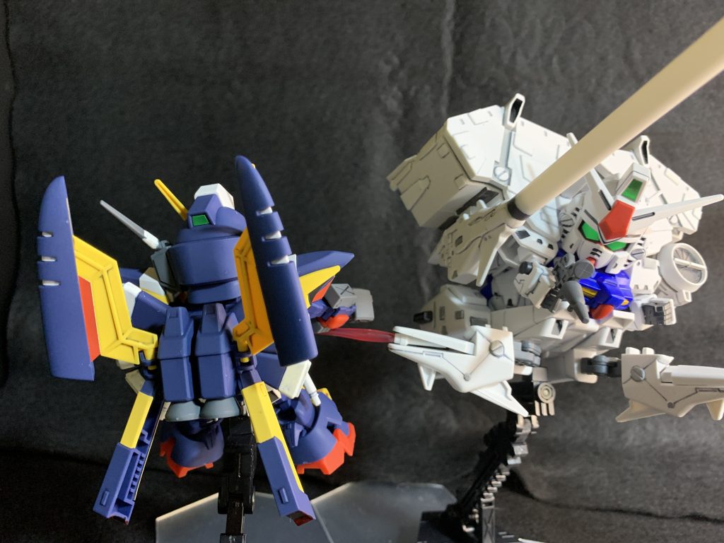 すれ違いざまにモビルスーツを真っ二つにできます。