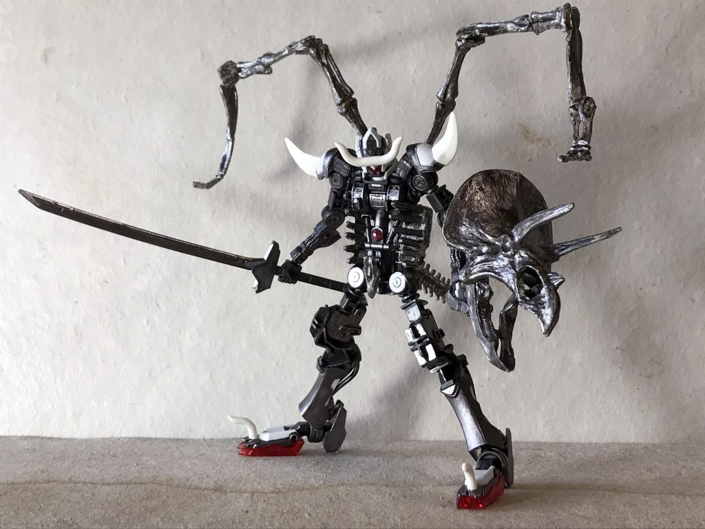 盾はトリケラトプスの頭部スカル・・・すぐ壊れそうやね・・・笑 あと言っとくけどさ・・・ガンダム系が刀持ってるのっておかしくね?世界観間違ってね!?武者ガンダムならOKよそりゃあ、、、でもさ、メカメカしたガンダム系が刀って・・・・・・・・・・・悟空がメラゾーマ使うぐらい世界観おかしいって!!!!!!!!!!爆笑(ガンダム脳におかされていない人の個人的意見ですご了承ください)