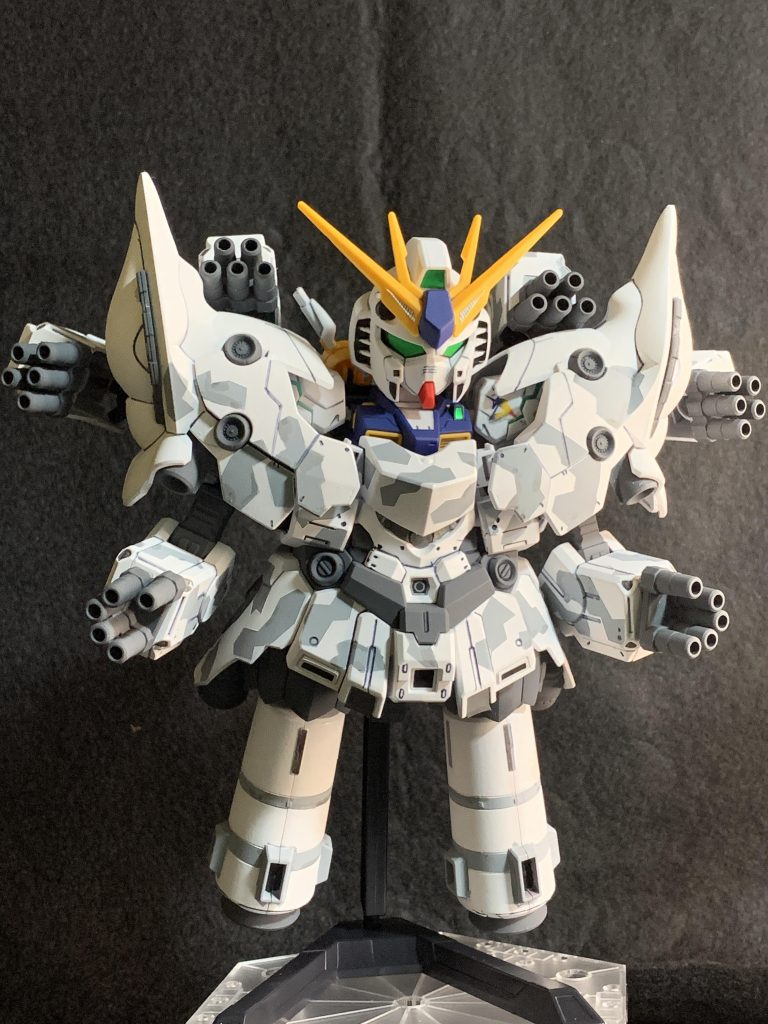 「ここから先は通さんと言っておこうか」SDネオジオングをセカンドネオジオングカラー+ヘックス迷彩で塗装しました。脚の短いSDなら搭乗可能です。