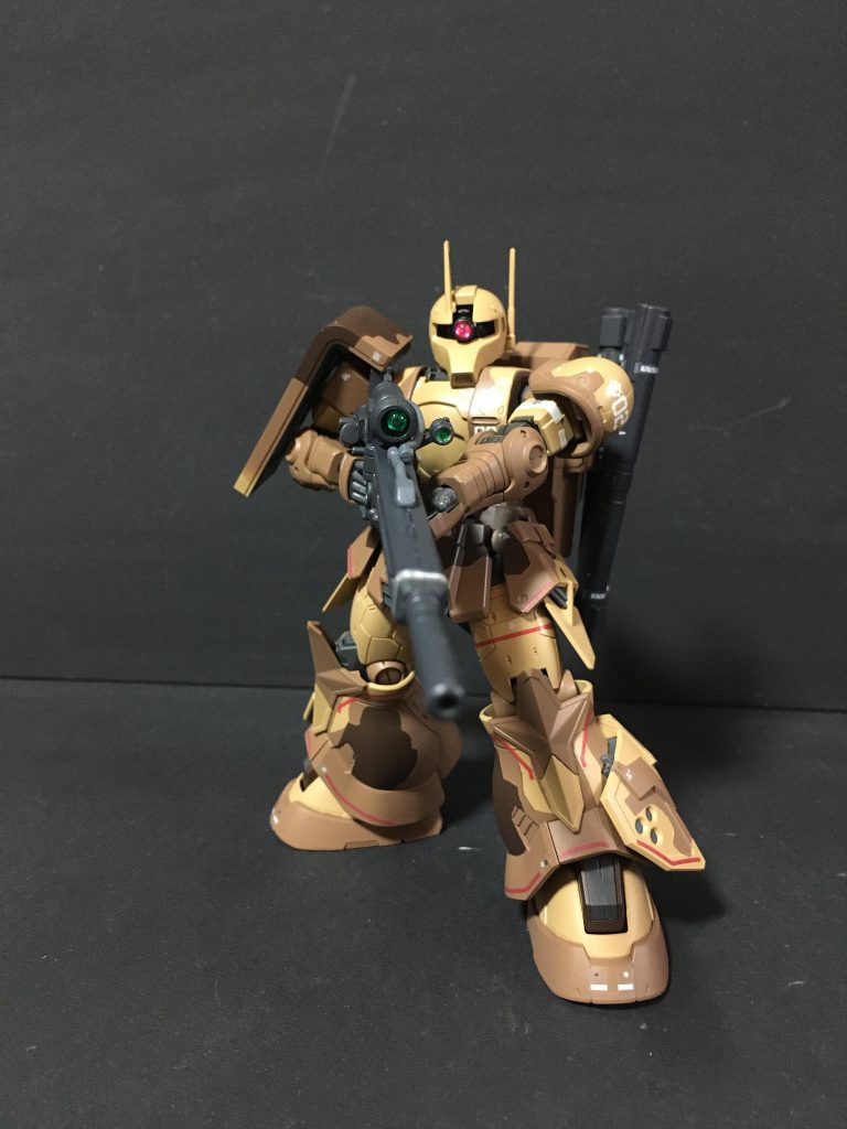 上半身はザクⅠ(オリジン)を、頭部・ライフル・バックパックはザクⅠスナイパータイプのパーツをミキシングしています。