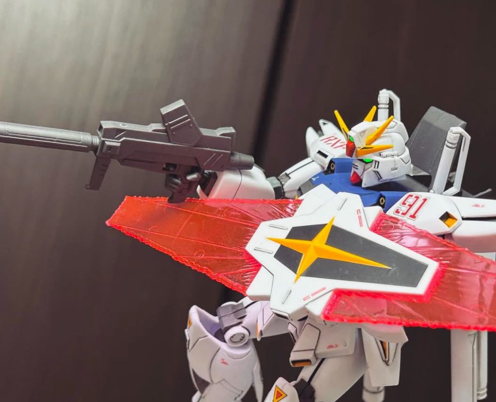 シルエットガンダムはアナハイムがF91を再現することを目的に開発されたテスト用の機体曲線が多いF91と比較してシルエットガンダムはアナハイムらしい直線の多いデザイン。ビームシールドを完全再現できてないところがこの時代のMS開発情勢を物語っていて好きです。
