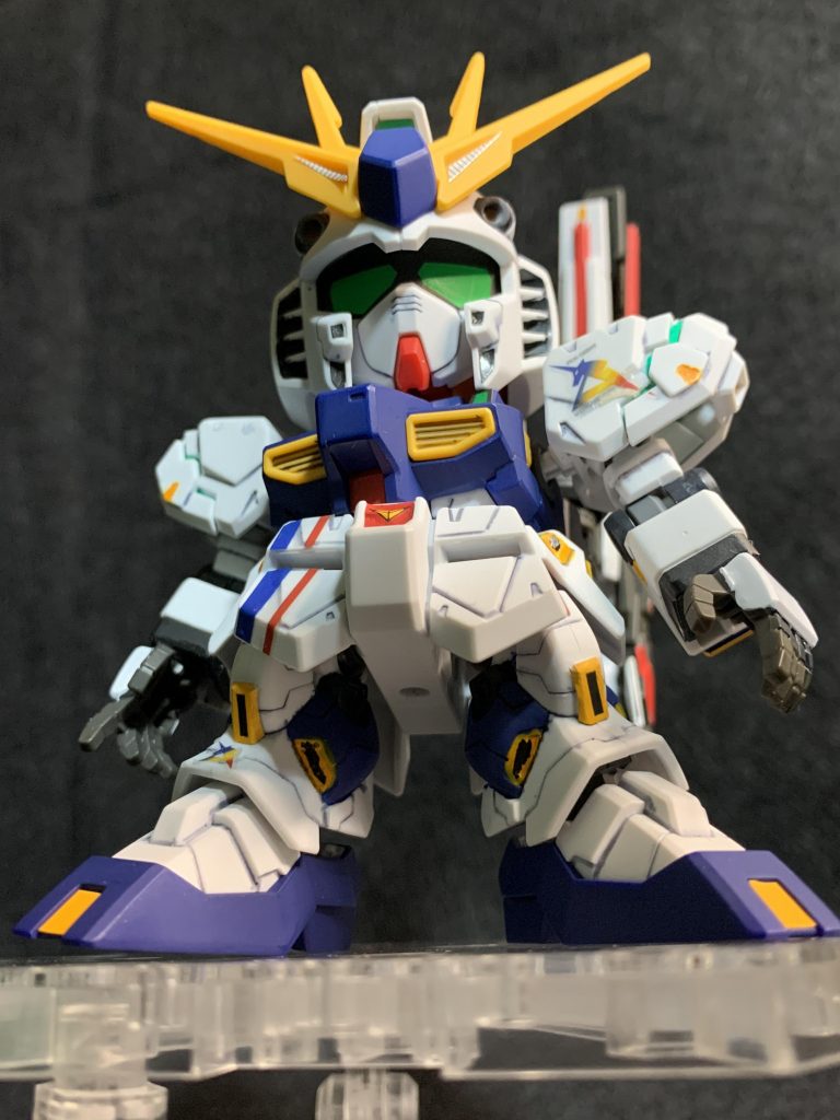 実物の立像のように下から見上げるように撮影しました。