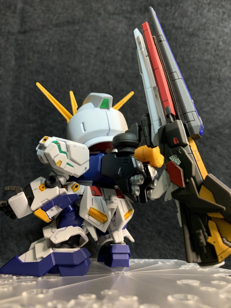 背中のロングレンジフィンファンネルは無塗装、全てシールで色分けですがカンペキですね。造形も最高です。