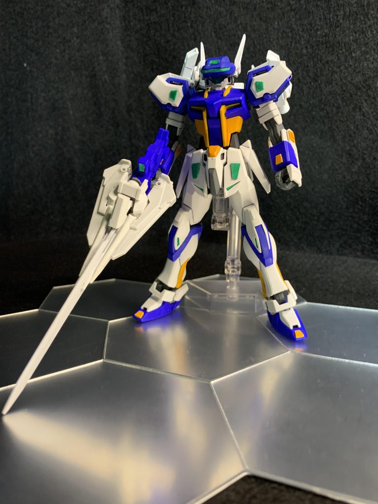 一番悩んだのがニュートラルランチャー(スプライナー)長物ライフル系商品をいくつか購入しましたが重量に腕が負けてしまうなどのトラブルが発生。最終的に30MMアルトのビームライフルとダイバーエースユニットとジャンクパーツで似ている形に作成しました。ランチャーの複雑な塗装はできず基部をブルーに、刃を白く塗っただけです。