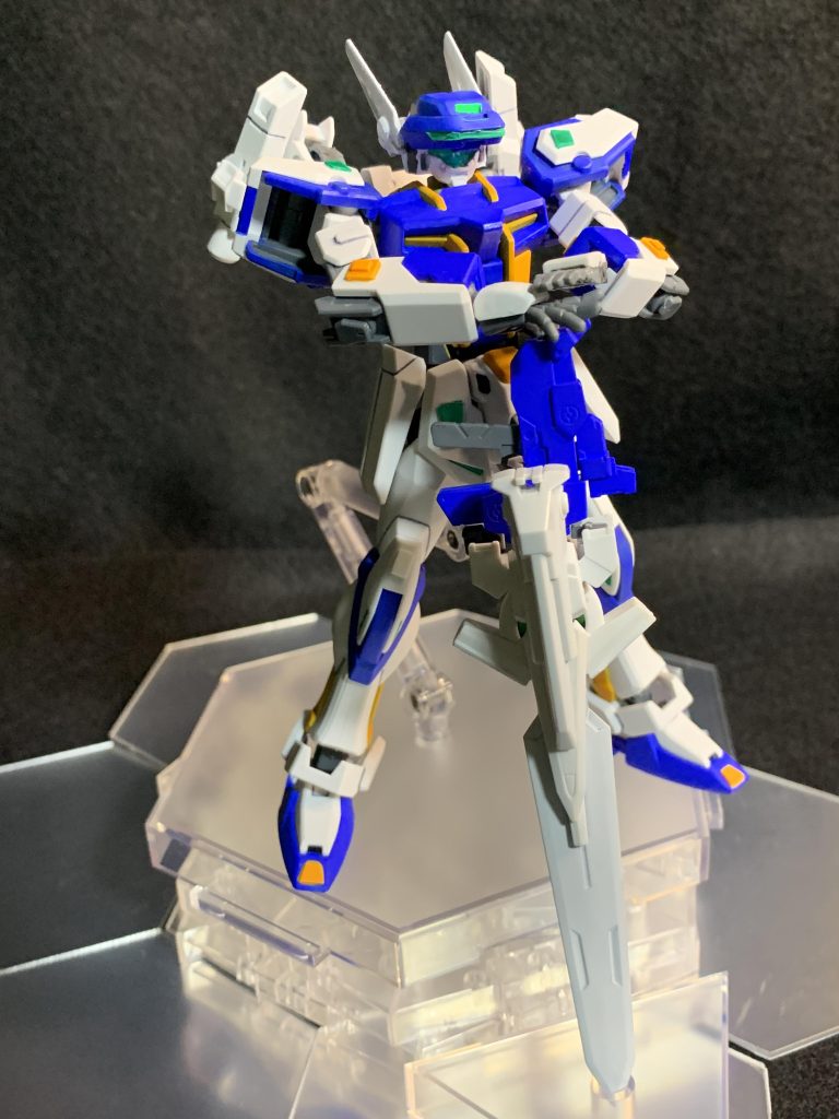 両手でランチャーを支えてトールギスのような待機ポーズ。エレガントです。
