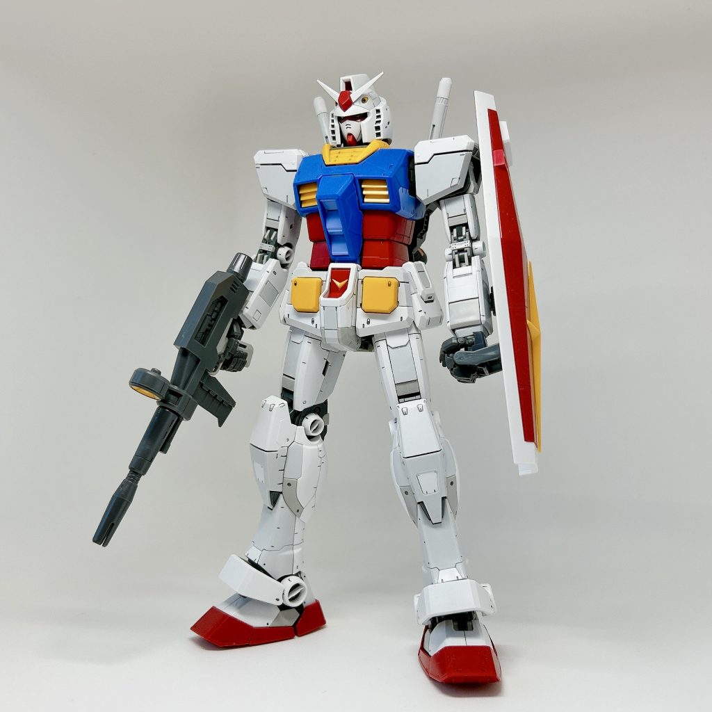 【進化を続ける頼れるリーダー「MGガンダムVer.3.0」】グループ結成の際、最初に声のかかったメンバーであり、曲者揃いのメンバーを束ねるグループのリーダー。最年長でもあるため、日々自身のメンテナンス(整形)を行っており、ファンからはVer.3.0と呼ばれている…w