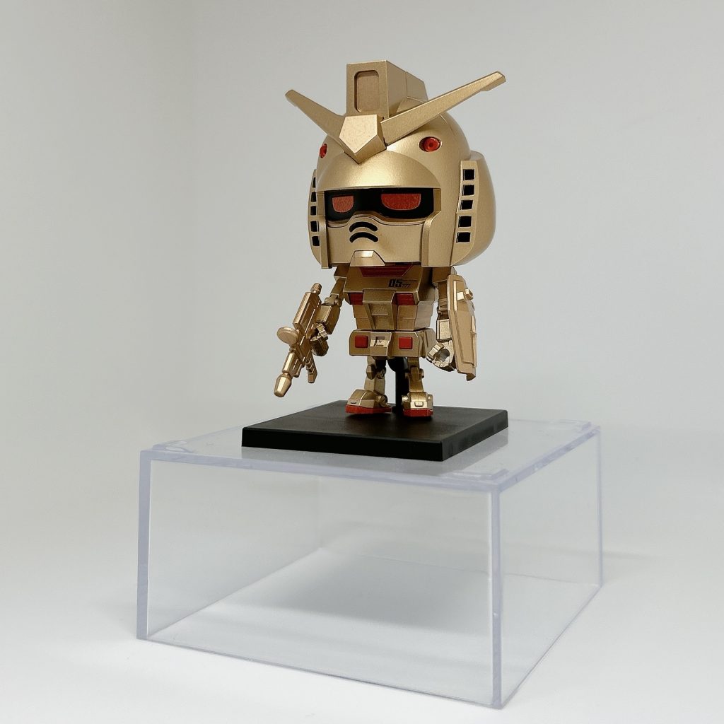 【伝説の6人目「金プラくん」】初期メンバーであり、人気投票3年連続一位で殿堂入りを果たし、伝説のまま引退表明。「普通のプラモに戻ります…」とビームサーベルを床に置いた。その後、イベントではたびたびサプライズゲストとして出演しており、伝説の象徴として全身をゴールドに塗装され、お立ち台に立たされているw