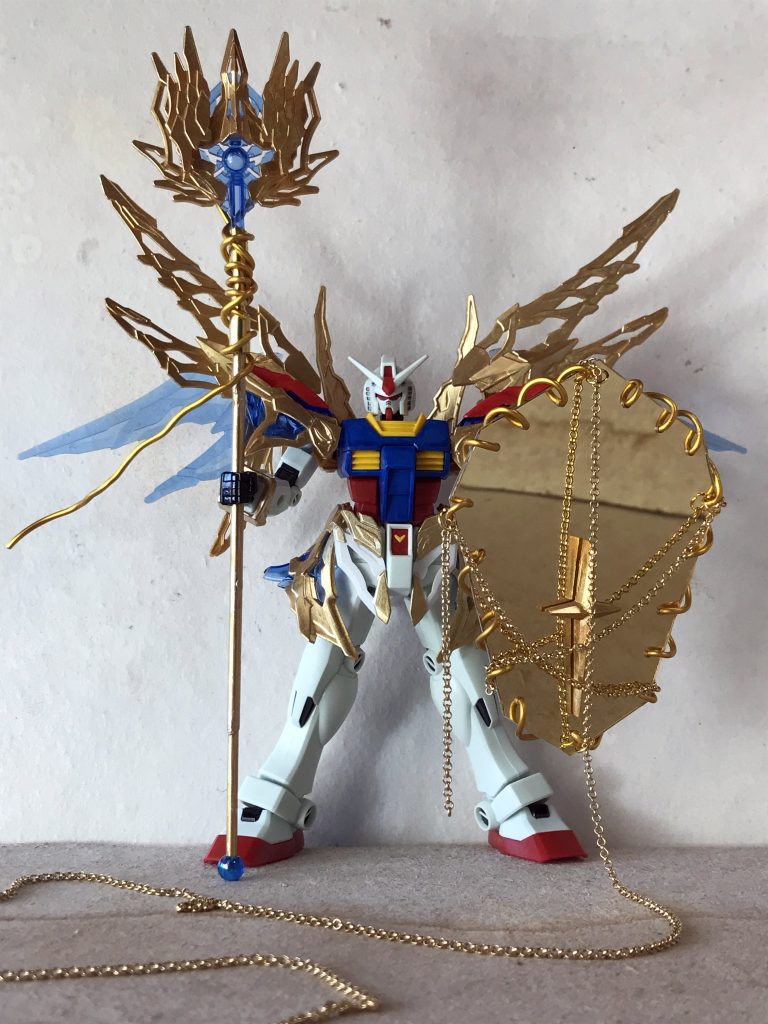 このガンダムの盾のクロスはやっぱ十字架を意識してるんですかね??アニメ見た事無いし調べた事無いんでわっかりましぇーん爆笑 でやっぱり十字架に見えたので、聖闘士星矢好きのわたくしとしてはアンドロメダ瞬くんのアンドロメダクロス感を取り入れて鎖で巻いてみました、あれですよ、十字架に貼り付けの刑のやつです。