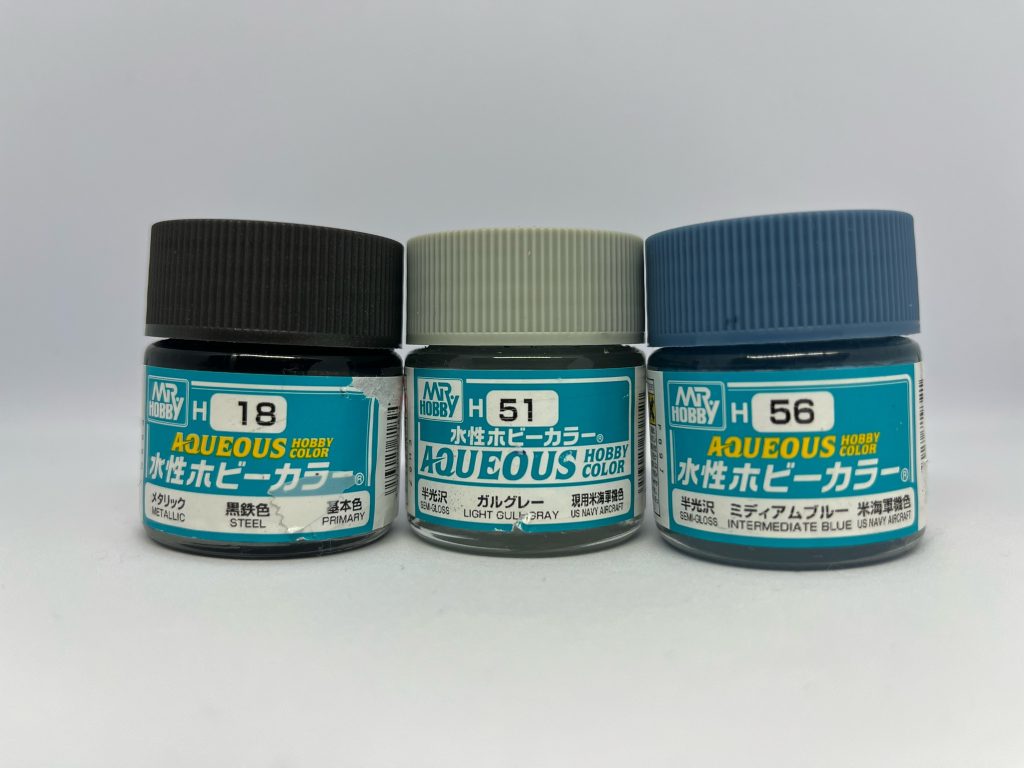 塗料はこの三色を使いました。基本をガルグレー、関節は黒鉄色で、ミディアムブルーで足裏やシールドなどを塗りました。