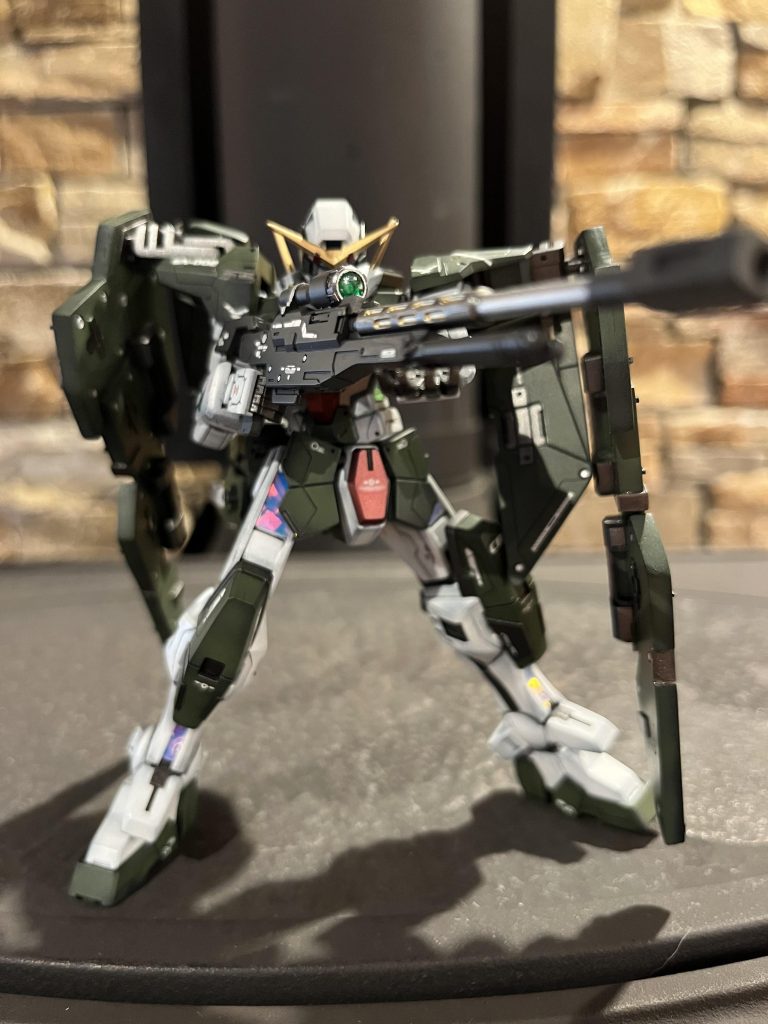 続いてGNスナイパーライフルを構えてポージング!