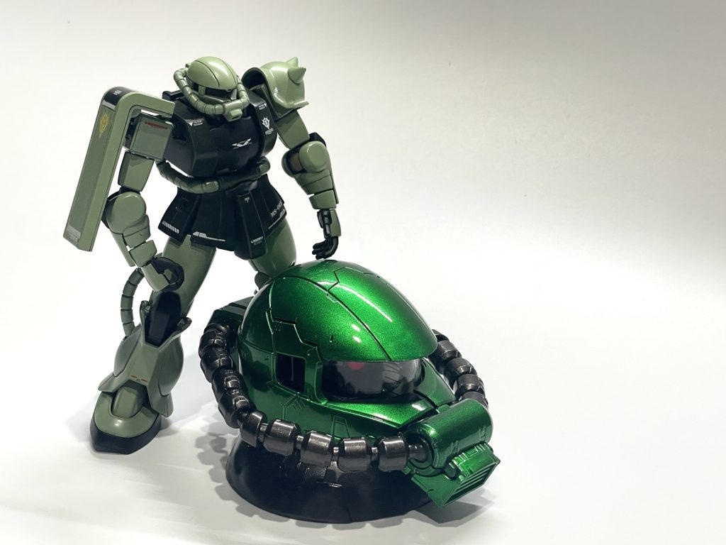 いつか詰んでるクシャトリヤを作るときの練習に、同時期に買ったガチャガチャのザクヘッドをキャンディグリーンで塗ってみる。