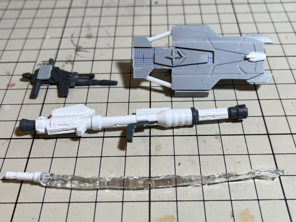 作中のビーム兵器の恐怖感を出したくてビーム部分をレジンで作成バズーカーはHGのF91から数分割して順番を入れ替えました盾はプラ板とプラ棒、先端だけバズーカの切り落としを使用してます