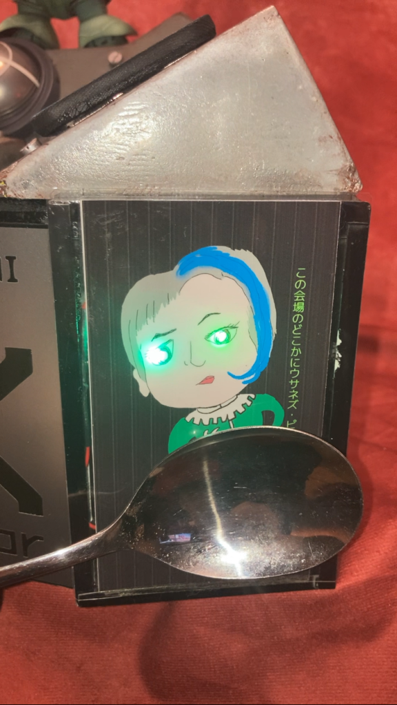 劇中でゾックに搭載されていることが確認されている金属探知機を完全装備‼️スプーン🥄(金属)をウサネズ・ピロコ曹長のお腹付近に近づけることによって、ジャブロー入り口発見シーン演出が発動。発動中に赤点滅しているボタンを押すとエクストラステージ、ゾックゲーム⭐️に突入。一撃で撃破すれば大佐のあの有名なセリフが聞けるぞ‼️