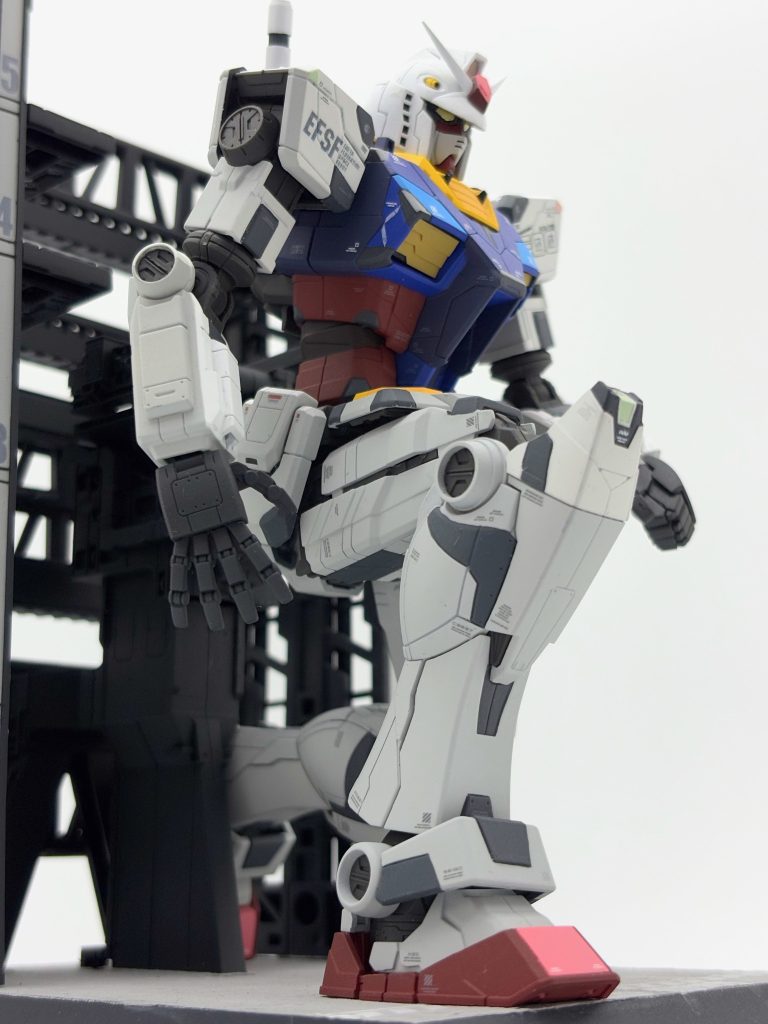 キットの可動域では上半身がほぼ屈まないので、青いコクピットパーツが干渉する部分を片っ端から切り落として、前かがみができるようにしました。首元も同様に干渉部を削った上で、頭部を上下動させる軸を真鍮線で足して、必要に応じてアゴを大きく引けるようにしています。