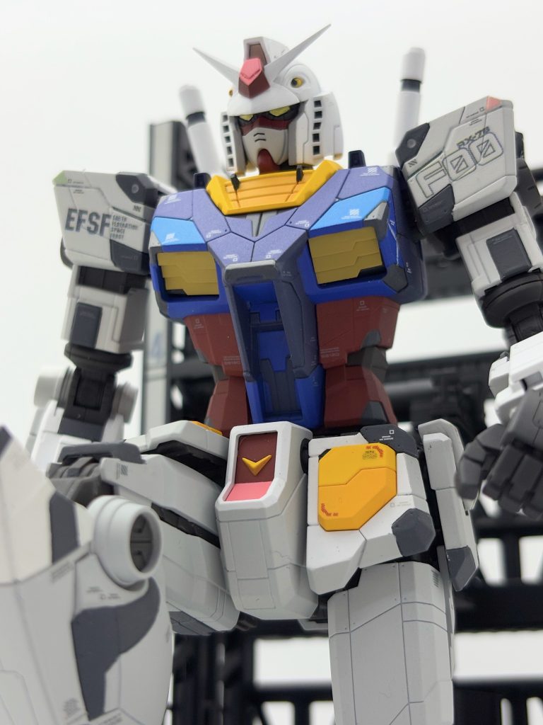 マスクの頬部には謎のフラッグがありましたが、削り取りました。削り取っても特に問題は発生しなかったので、成形の都合?ヒサシは実物と比べていわゆるバンダイエッジが目立つのと、そもそも立像では奥まで一直線なはずのラインがキットではズレてしまっていたので、プラ板とパテで底の厚みをつけつつシャープ化しました。V字アンテナもヤスって実物のシャープな線に近づけています。黄バルカンはピンバイスで穴を開口したんですが、うっかり片方壊しちゃったのでプラ棒で作り直しました。