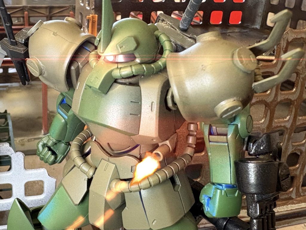 胸部対人用35mm機関砲。アジア、北米戦線で次第に目撃される様になった連邦製MSの頭部バルカンにジオン軍技術陣は着目。対人用兵装としては既にザクⅡ J型でSマインやクラッカーが実用化されていた。しかし友軍の歩兵支援や市街地でのゲリラ掃討、低高度に滞空する航空戦力(ファンファン)の撃破などには連続射撃が可能で加害範囲を絞れる機関砲の方が使い易く、実際にバルカンを搭載したザクも少数ながら生産されていた為、グフ・ジャールにも類似の機銃兵装が搭載された。