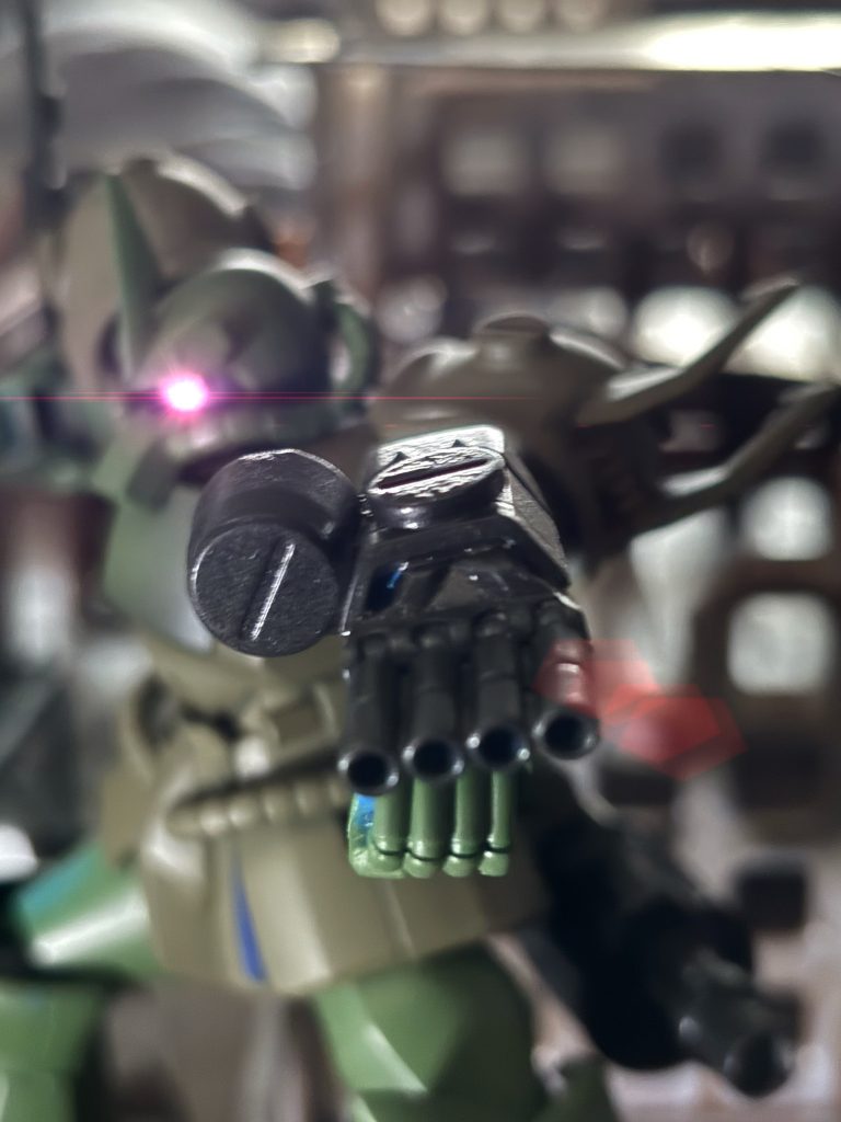 そして完成したのが「 B2 (仮称)」タイプ。内蔵武装であった為、整備に難があったフィンガーバルカン。量産モデルでは既に撤廃され代用としてザクマシンガンが装備されていたが、このままでは余剰在庫となってしまうフィンガーバルカン用の75mm弾を戦線に普及させる為従来と同じ75mm弾武装を用意。外付けに変更し装弾数を増やした改修型は一定の評価を得る事になり、後続の改修機「グフ・カスタム(B3)」でもこれと類似する武装が装備された。