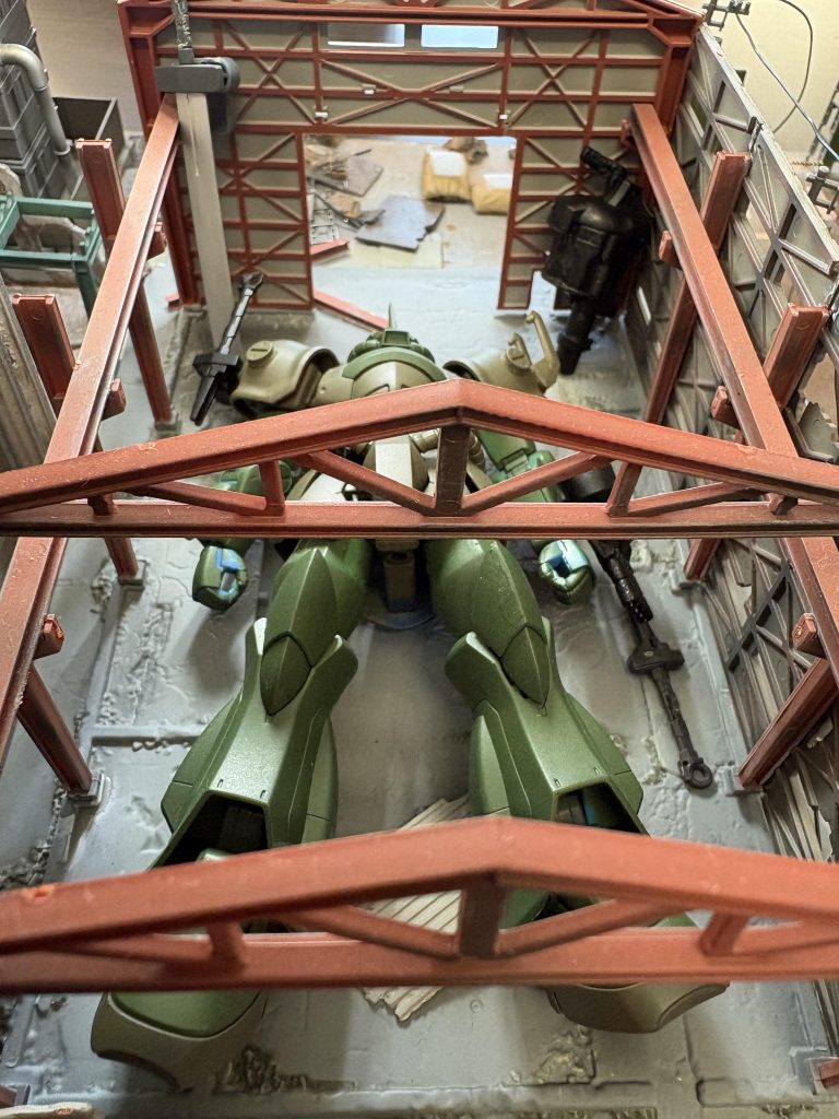 ランバ・ラル大尉が搭乗しガンダムと死闘を繰り広げたYMS-07B「グフ」。その後は一般兵向けに調整と武装の変更が行われたMS-07Bが量産を開始、各戦線へ投入された。この量産モデル「07B」、次第に各所から「調整されて尚一般の兵士では扱いに余る」という報告が司令部に複数寄せられる様になった。特殊な武装(ヒート・ロッド)、ザクⅡとは使い勝手の異なる基本武装(ヒート・ソード、フィンガーバルカン)にパイロット、整備スタッフ双方が少なからず不満を抱いていた。グフ投入当初は連邦軍のMSとの交戦、或いは目撃される事が少なく、乗り慣れたザクⅡ J型でも日々の戦闘では連邦軍の地上戦力に対し充分対処が出来ていたのも彼らの不満に拍車をかけた。独自に現地改修を始めるエースパイロット、再度ザクⅡに乗ろうとする一般兵達。早期に連邦軍の大規模攻勢を察知していたジオン軍上層部は来たる連邦軍MSとの戦闘に備える為、更に実戦運用に即したグフを用意する必要に迫られた。改修にはマ・クベ大佐指揮下の技術者が参加しており、トゲの無くなったショルダーアーマーが大佐の骨董品趣味で収集される「 壺 ( JAR )」に似ている事から現場の兵士達からは「ジャール」と呼ばれていた。