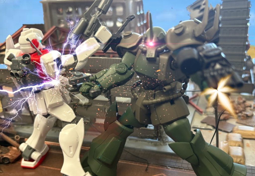 ヒート・サーベルが炸裂!撤退する61式戦車の車列にも機関砲を向け75mm弾の雨を浴びせる。グフ・カスタムと同型品のヒート・サーベルは切断用の温度を展開せずとも大質量の殴打武器として使えた為、動作の信頼性が高かった。