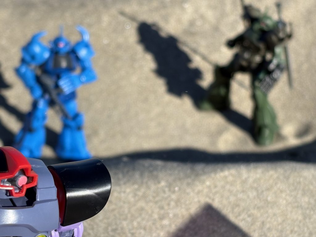 撤退戦を続ける本隊から離脱し息を潜めていたジオンの別働隊。彼らは本隊の撤退を助ける為、側面から連邦の追撃部隊に対し奇襲を企てていた。その中には試作機グフ・ジャールの姿も。だが地形の窪みに潜み攻撃の機を伺っていたその時、艦砲射撃と見紛う程のビームが隣にいたグフの蒼い巨躯を隆起した地形ごと貫いた。驚いたドムのパイロットが堪らず窪みから飛び出すと自機のメインカメラで捉えられる距離でビームを撃った主を捕捉する。