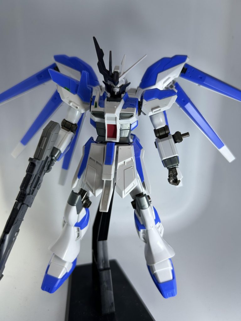 仮組時この時はシールドシザースの向きなどあまり考えておらず向きのせいかモヤッとしつつ進めていたのですが、砲撃モードにした時に折りたたむとフルクロスみたいなアーマーっぽくできるのでは!と思いやってみたらモヤモヤがなくなったのでグッジョブ自分!と褒めてやりましたw