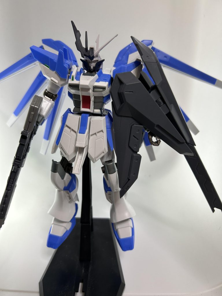 最初バックパックのファンネルラックに干渉してたのですがHi-νブレイヴの接続部で延長できたので可動問題もクリア済みです